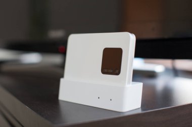 Küçük, taşınabilir bir kablosuz bağlantı cihazı bir evin içine yerleştirilmiş.