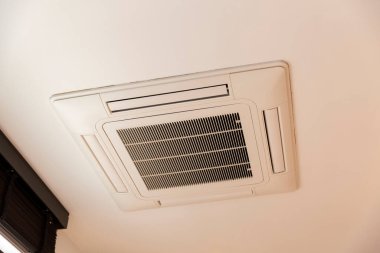 Beyaz klima evdeki bir odaya yerleştirilmiş.