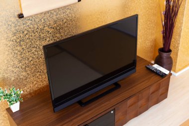 TV monitörü evin oturma odasına yerleştirilmiş.