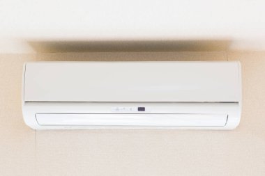 Beyaz klima evdeki bir odaya yerleştirilmiş.