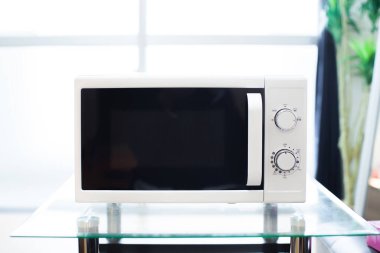 Sadece evdeki mutfağa yerleştirilmiş beyaz mikrodalga fırın.