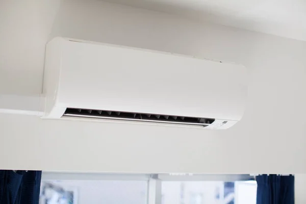 Witte Airco Geïnstalleerd Een Kamer Een Huis — Stockfoto