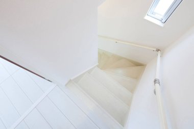 Birinci ve ikinci katları birbirine bağlayan merdivenler temiz bir yaşam alanı.