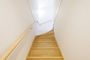 Birinci ve ikinci katları birbirine bağlayan merdivenler temiz bir yaşam alanı.