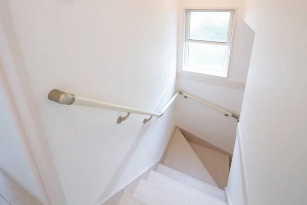 连接一楼和二楼的楼梯 有一个干净的生活空间 — 图库照片