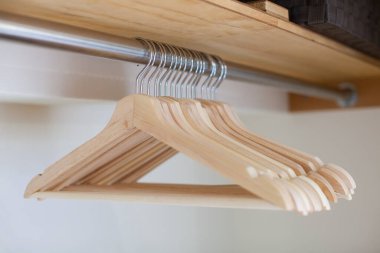 Elbiseleri saklamak için askıya asılan askıların fotoğrafını çek.