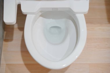 Çamaşır dolabındaki beyaz temiz tuvaletin bir fotoğrafı.