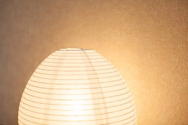 Konut alanına yerleştirilmiş bir ışıklandırma ekipmanı