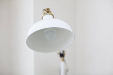 Konut alanına yerleştirilmiş bir ışıklandırma ekipmanı