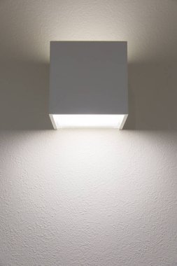 Konut alanına yerleştirilmiş bir ışıklandırma ekipmanı