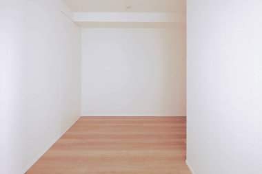 Mobilyası olmayan yeni yapılmış bir dairede ev ve duvar.