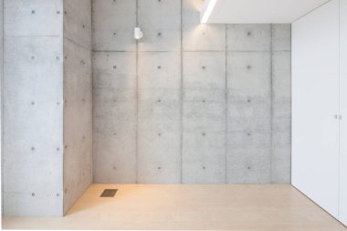 Mobilyası olmayan yeni yapılmış bir dairede ev ve duvar.