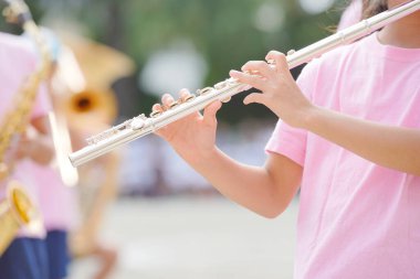 Çocuklar ilkokulun spor gününde bando gösteriyorlar.
