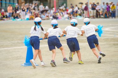 Japonya 'da bir ilkokul spor gününün fotoğrafı.