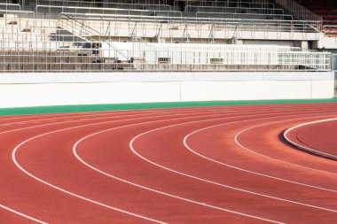 Atletizm stadyumunun kıvrımlarının hiç kimsenin olmadığı yakın plan fotoğrafı.