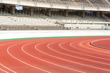 Atletizm stadyumunun kıvrımlarının hiç kimsenin olmadığı yakın plan fotoğrafı.