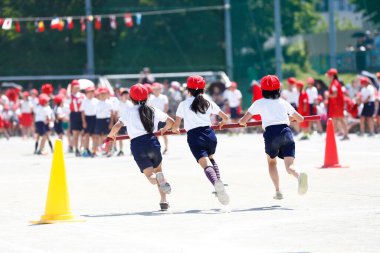 Japonya 'da bir ilkokul spor gününün fotoğrafı.