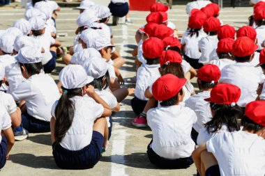 Japonya 'da bir ilkokul spor gününün fotoğrafı.