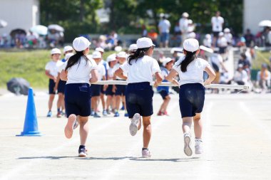 Japonya 'da bir ilkokul spor gününün fotoğrafı.