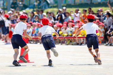 Japonya 'da bir ilkokul spor gününün fotoğrafı.