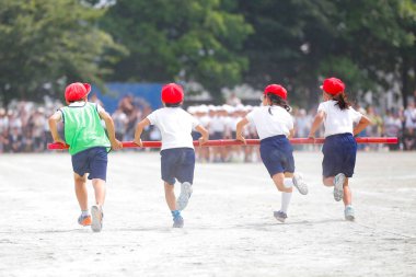 Japonya 'da bir ilkokul spor gününün fotoğrafı.