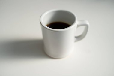 Beyaz kahve fincanı olan bir masanın görüntüsü.