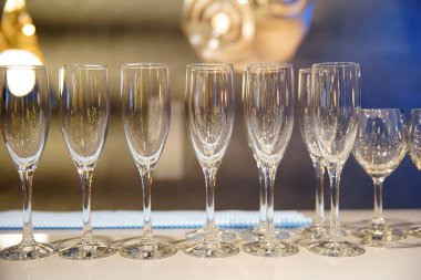 Parti mekanına yerleştirilmiş bir şarap kadehinin yakın plan fotoğrafı.