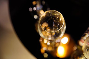 Parti mekanına yerleştirilmiş bir şarap kadehinin yakın plan fotoğrafı.