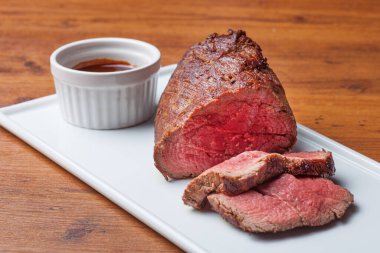 Restoranın yemek masasında güzel bir şekilde hazırlanmış et (pişirilmiş ve yenmiş)