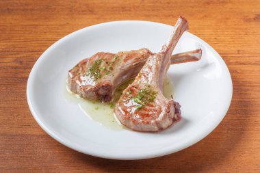 Restoranın yemek masasında güzel bir şekilde hazırlanmış et (pişirilmiş ve yenmiş)