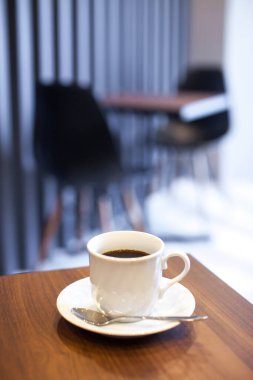 Beyaz kahve fincanı olan bir masanın görüntüsü.