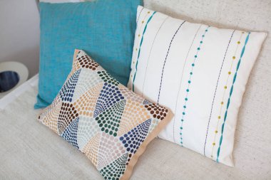 Koltuktaki yastıklar temiz ve rahatlatıcı oturma odasında.