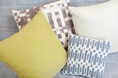 Koltuktaki yastıklar temiz ve rahatlatıcı oturma odasında.