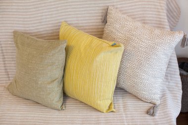 Koltuktaki yastıklar temiz ve rahatlatıcı oturma odasında.