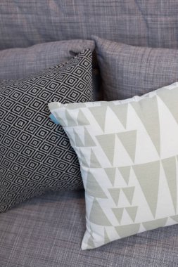 Koltuktaki yastıklar temiz ve rahatlatıcı oturma odasında.