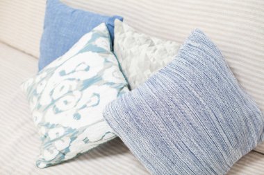 Koltuktaki yastıklar temiz ve rahatlatıcı oturma odasında.