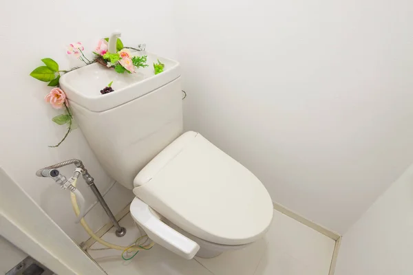 Снимок Белого Чистого Туалета Туалете — стоковое фото