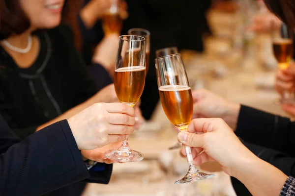 室内パーティー会場でシャンパングラスを乾杯する女性参加者 — ストック写真