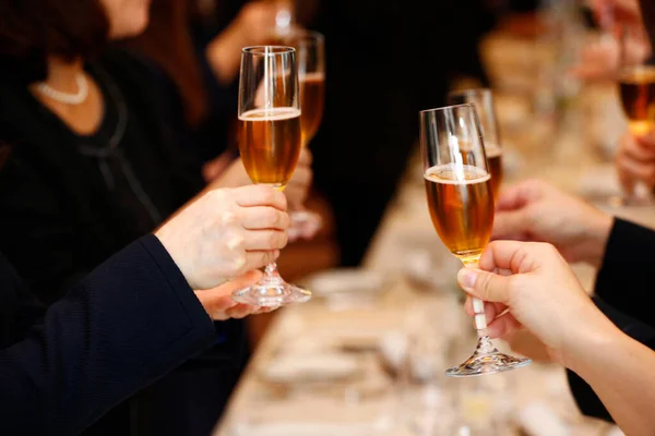 室内パーティー会場でシャンパングラスを乾杯する女性参加者 — ストック写真