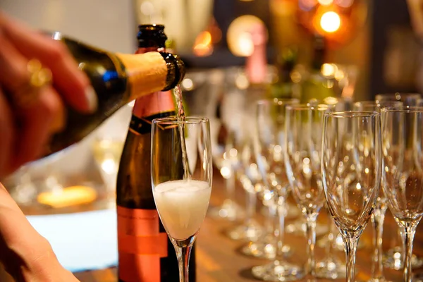 パーティー会場でグラスに注ぐスパークリングワイン — ストック写真