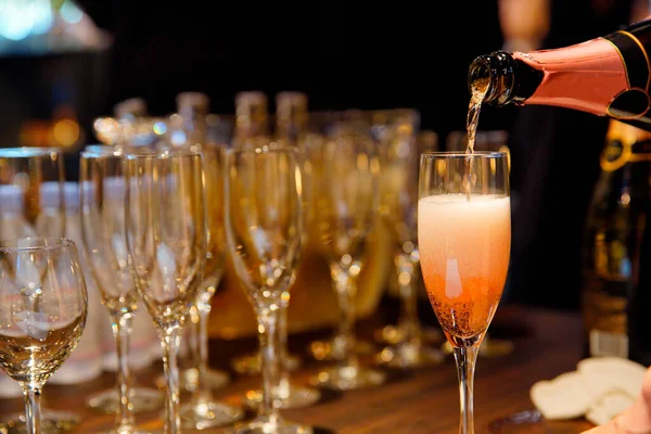 パーティー会場でグラスに注ぐスパークリングワイン — ストック写真