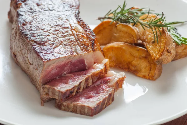 Carne Bien Puesta Mesa Comedor Del Restaurante Horneada Comida —  Fotos de Stock