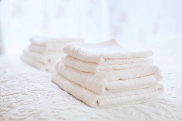 Gibt Ein Sauberes Und Organisiertes Handtuch Zimmer Des Hauses — Stockfoto