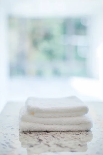 Witte Handdoek Een Tafel Van Wit Marmer — Stockfoto