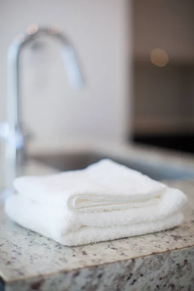 Witte Handdoek Een Tafel Van Wit Marmer — Stockfoto