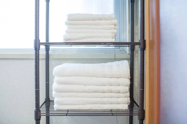 Gibt Ein Sauberes Und Organisiertes Handtuch Zimmer Des Hauses — Stockfoto