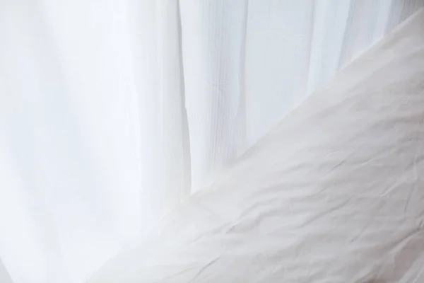 Tirai Tipis Putih Yang Memberikan Sinar Matahari Terang Dalam Ruangan — Stok Foto