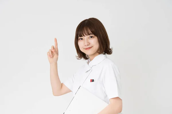 アジア人 日本人 女性看護師の人差し指でポーズ — ストック写真