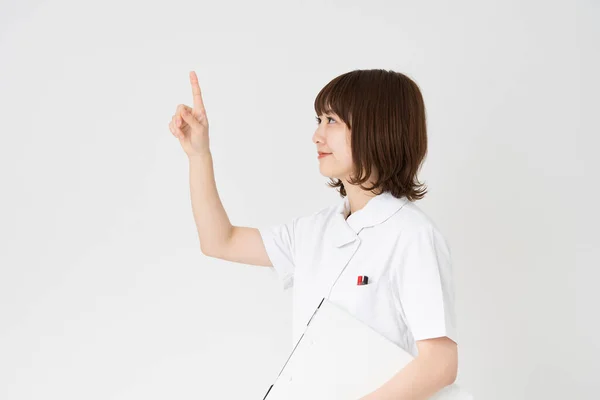 Aziatische Japans Vrouwelijke Verpleegster Poseren Met Haar Index Vinger Opgeheven — Stockfoto