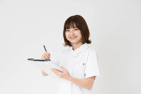 Portret Van Een Aziatische Japanse Verpleegster Met Een Glimlach Binnenshuis — Stockfoto